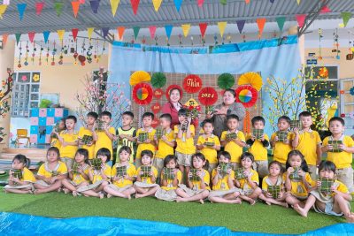 Hoạt động ý nghĩa ngày Tết năm 2024 của cô và trò Trường Mầm non Ba Cung theo Kế hoạch nồi bánh chưng cho em để tặng 16 xuất quà cho học sinh nghèo