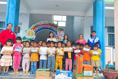 Hội chữ thập đỏ xã Ba Cung tặng sữa cho các em học sinh Trường Mầm non Ba Cung