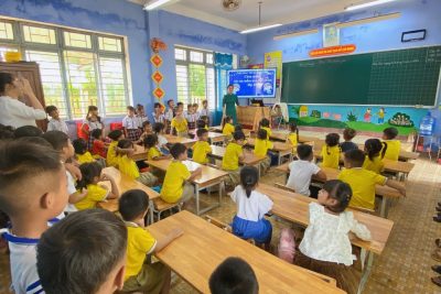 Hoạt động trẻ mầm non 5 tuổi Trường Mầm non Ba Cung lên thăm quan trường tiểu học Ba Cung